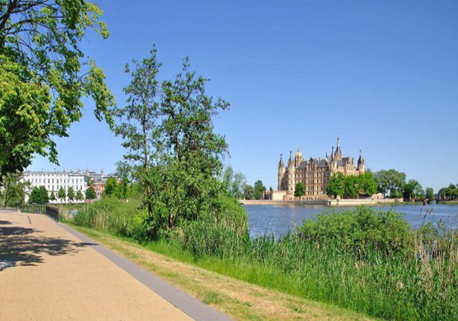 Mecklenburgische Seenplatte Schwerin – Wismar – Bad Doberan – Rostock Mecklenburgische Seenplatte Schwerin – Wismar – Bad Doberan – Rostock
