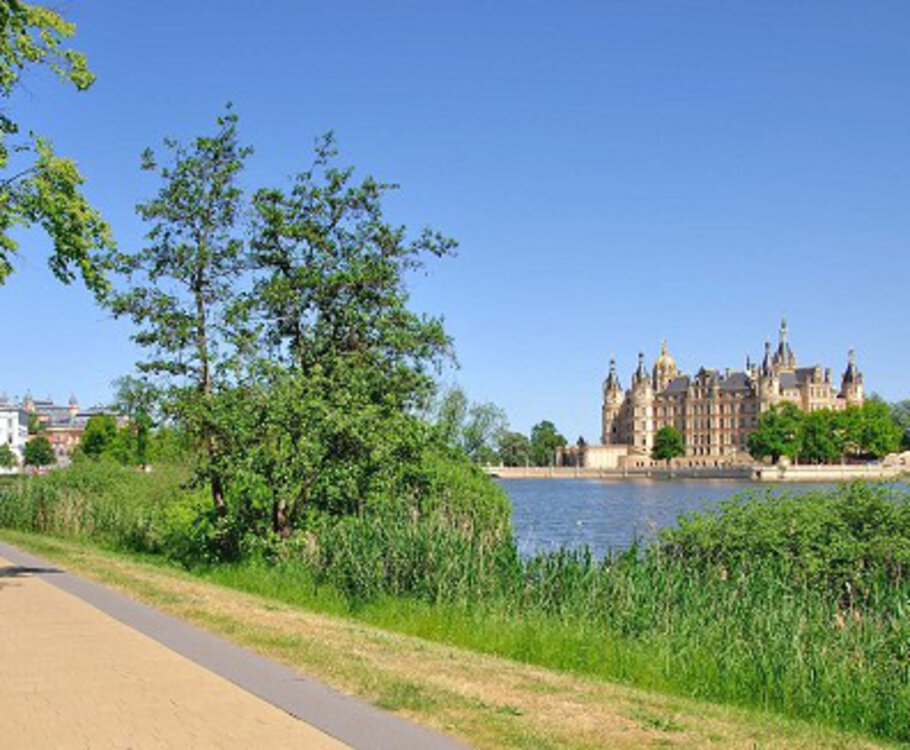 Mecklenburgische Seenplatte Schwerin – Wismar – Bad Doberan – Rostock Mecklenburgische Seenplatte Schwerin – Wismar – Bad Doberan – Rostock